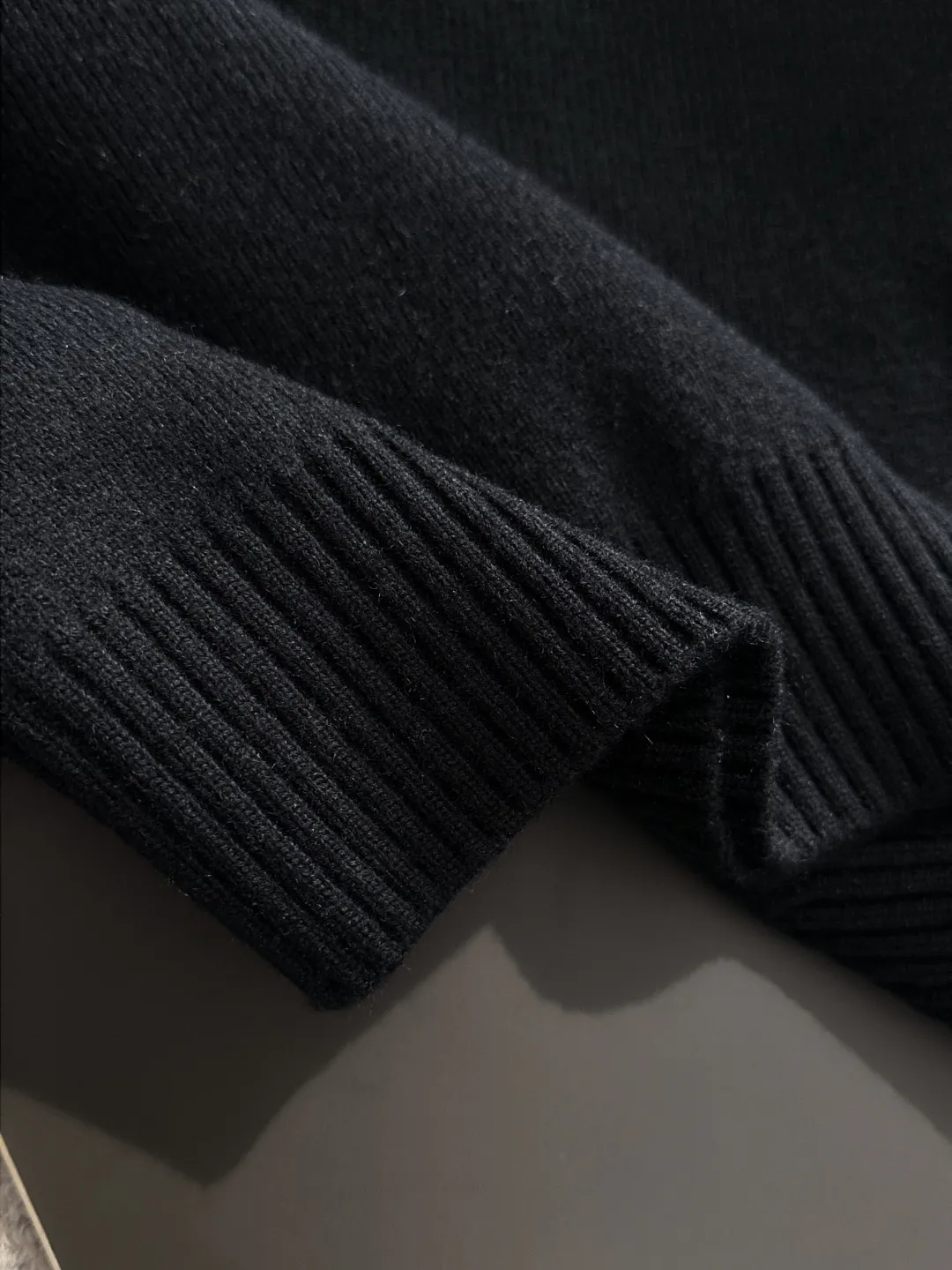 Next day shipping P360 Big Goose 2025 official website latest winter sweater, popular items are on sale at the counter simultaneously! Specially made of wool blended fabric. It feels comfortable and can be directly in contact with the skin. The logo badge is exquisitely embroidered, which is extremely eye-catching! The details highlight the fashionable charm of big brands. Exquisite workmanship. Three-dimensional cutting style. The wearing effect is invincible and handsome! All three standards are complete! Size: M-2XL